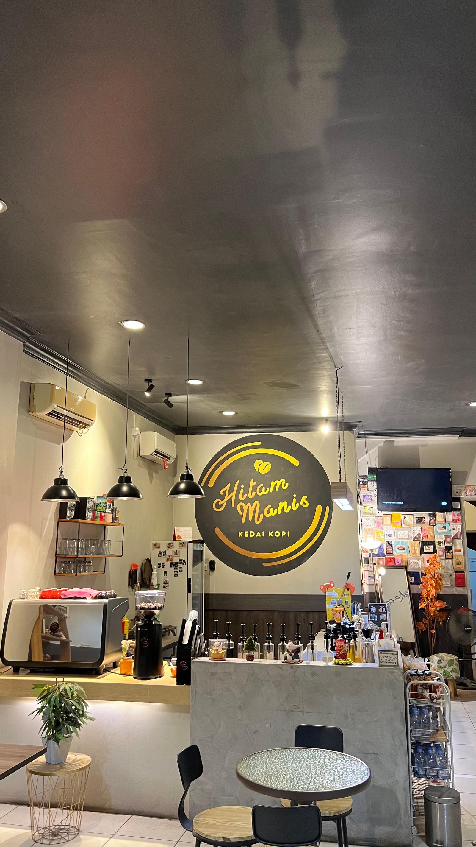 Hitam Manis Kedai Kopi